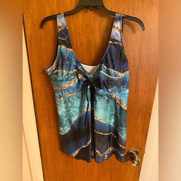 NWOT beautiful patterned tankini top, size 2X - Picture 8 of 11
